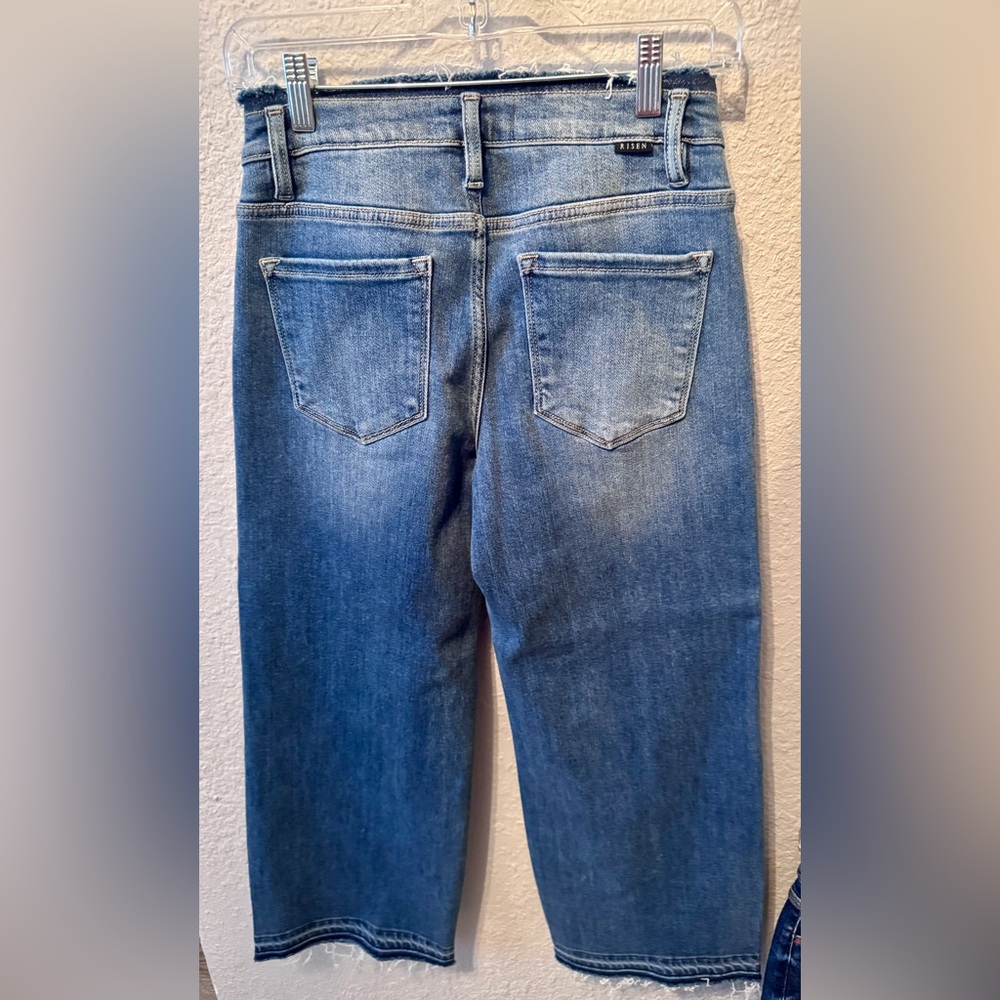 Risen wide cropped Jeans
Frayed hem & waist
Inseam 25
NWOT - Picture 3 of 4